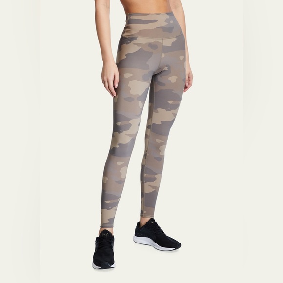 Alo Yoga "Vapor" performance leggings in camouflage-print with a matte finish. - Picture 1 of 3